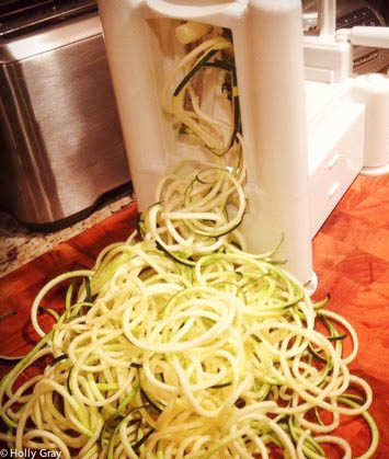 Zucchini Pasta Olio - A delicious low carb version of a pasta classic! | thiswifecooks.com 