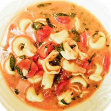 Tortellini Soup with Spinach and Tomatoes - Vegetarian | thiswifecooks.com