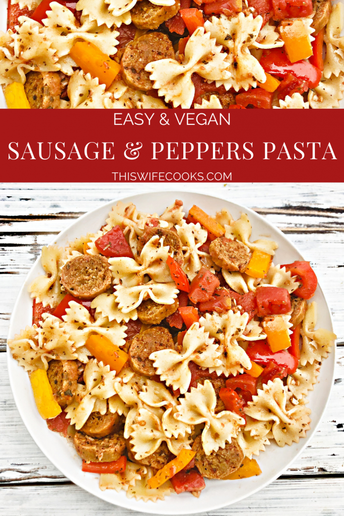 Vegan Sausage and Peppers Pasta - Szybka i łatwa roślinna kolacja na patelni wypełniona pikantną włoską kiełbasą, kolorową papryką i makaronem podrzuconym razem w lekkim i ziemistym sosie pomidorowym. Ready to serve in 30 minutes or less! #sausageandpeppers #easyvegandinners #30minutemeals #vegansausagerecipes #thiswifecooksrecipes #quickandeasydinners #veganquarantinecooking #sausageandpepperspasta