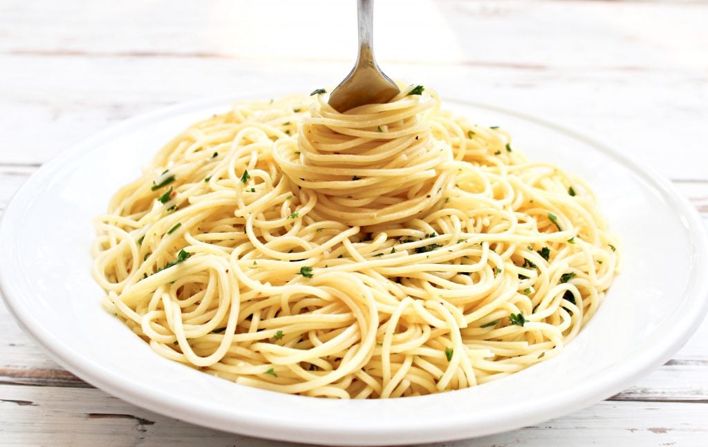 Garlic Spaghetti ~ 15 minutes and six simple ingredients. This quick and easy, one-pot, budget-friendly pasta dinner is perfect for busy days!