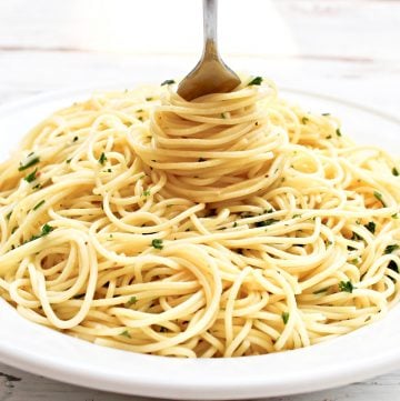 Garlic Spaghetti ~ 15 minutes and six simple ingredients. This quick and easy, one-pot, budget-friendly pasta dinner is perfect for busy days!