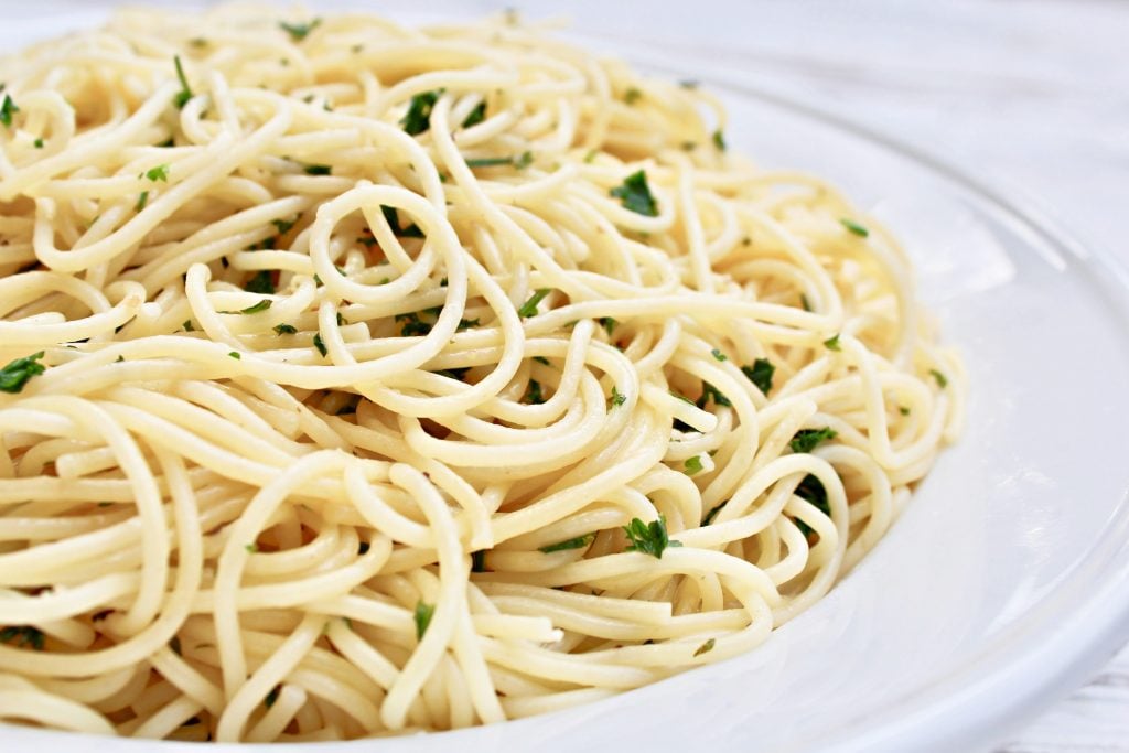 Garlic Spaghetti ~ 15 minutes and six simple ingredients. This quick and easy, one-pot, budget-friendly pasta dinner is perfect for busy days!