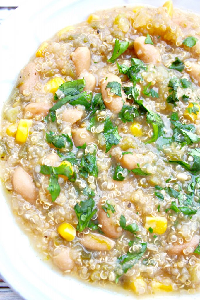 White Bean Chili ~ This hearty and healthy crockpot chili recipe is super simple to make and loaded with good-for-you, budget-friendly ingredients.