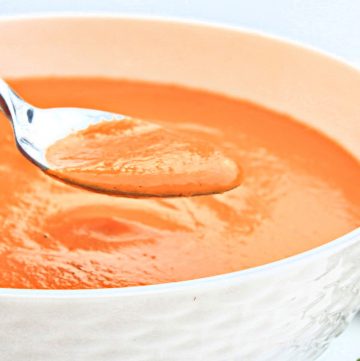 Vegan Tomato Bisque ~ This creamy tomato soup is easy to make with only a handful of ingredients and ready to serve in under 20 minutes!