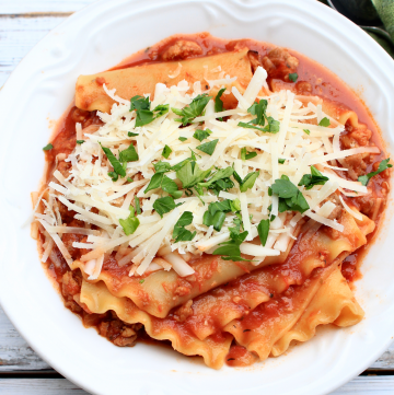 Lasagna Soup ~ Enjoy the flavors of a good old-fashioned Italian-style lasagna casserole in an easy-to-make vegan soup! Ready to serve in 30 minutes!