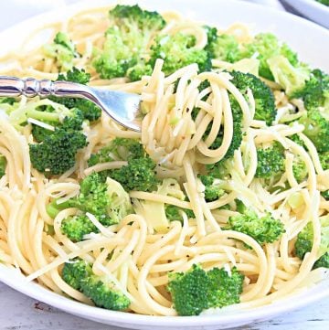 Broccoli Spaghetti Aglio e Olio ~ Fresh broccoli tossed with garlic and olive oil pasta is easy to make with simple ingredients!