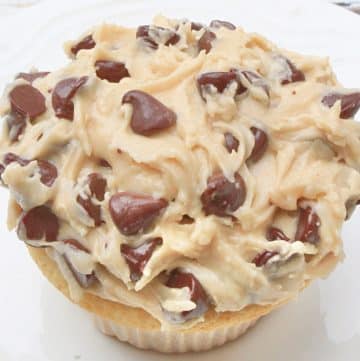 Chocolate Chip Cookie Dough Frosting Recipe ~ Everything you love about chocolate chip cookie dough in a rich, creamy, and spreadable frosting!