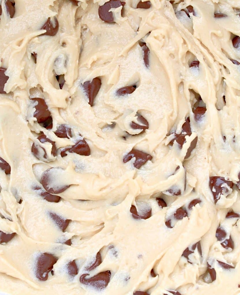 Chocolate Chip Cookie Dough Frosting ~ Everything you love about chocolate chip cookie dough in a rich, creamy, and spreadable frosting!