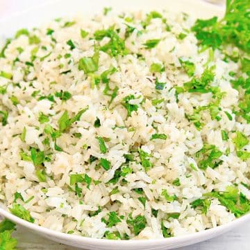 Parsley Rice ~ An easy and versatile side dish made with fresh parsley and garlic butter! Pairs well with a variety of cuisines.