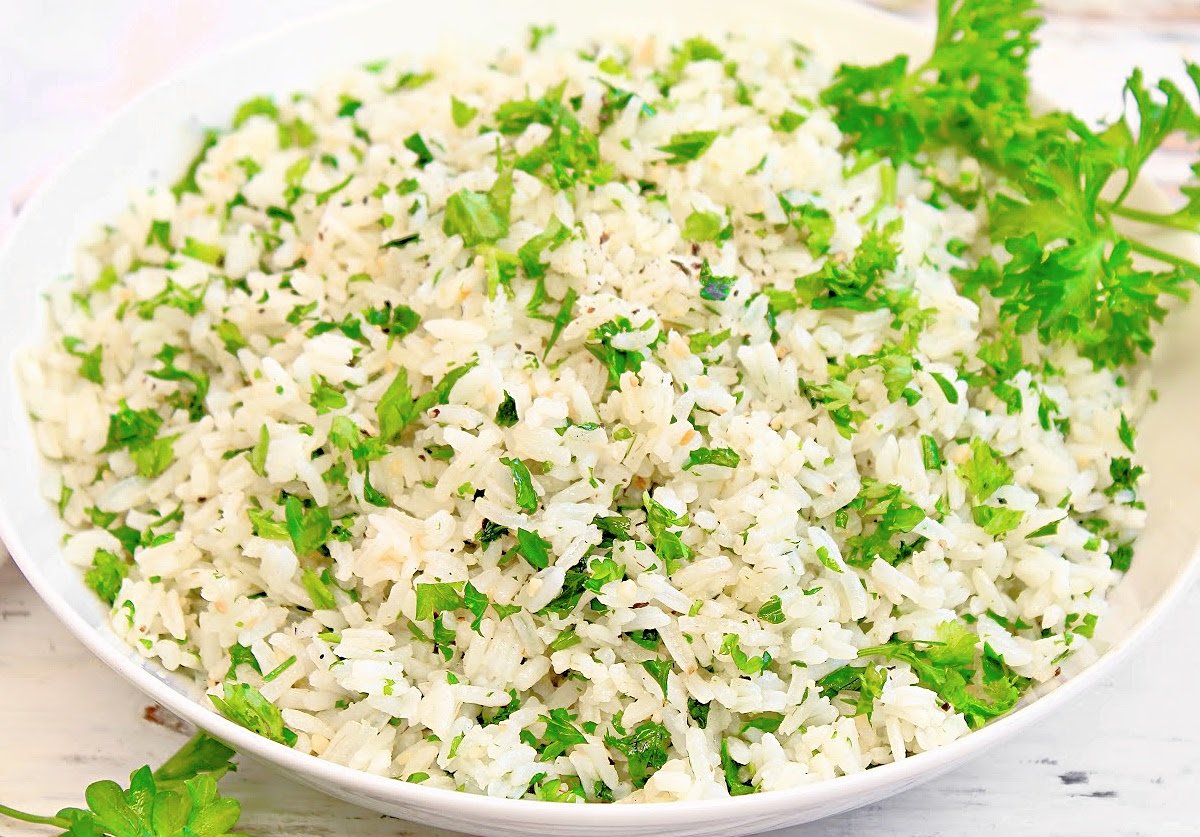 Parsley Rice ~ An easy and versatile side dish made with fresh parsley and garlic butter! Pairs well with a variety of cuisines.