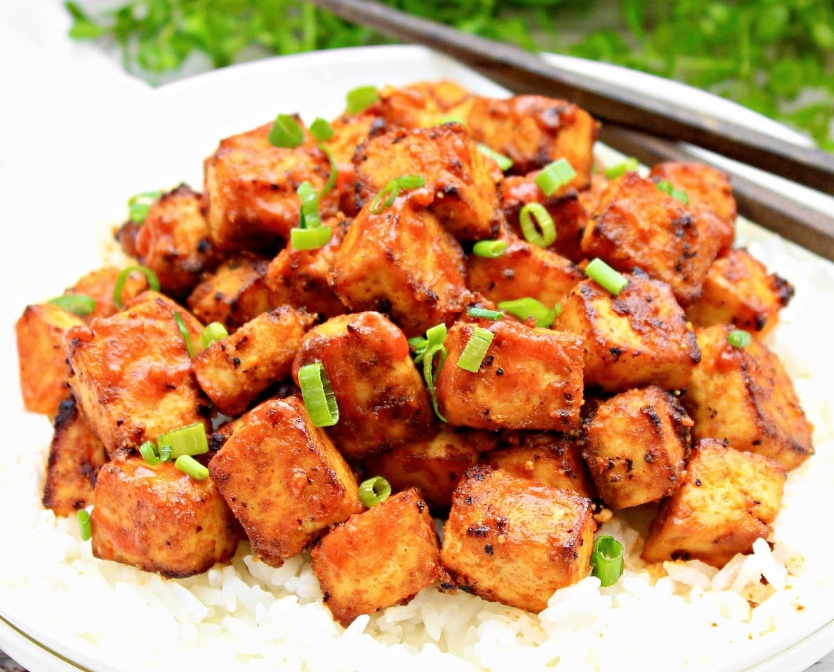 Sriracha Tofu Recipe ~ Baked tofu in spicy sriracha sauce - easy to make with simple ingredients and packed with bold flavor!