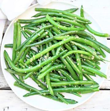 Garlic Green Beans ~ Sautéed green beans with lots of garlic and butter. An easy side dish that's ready to serve in 10 minutes!