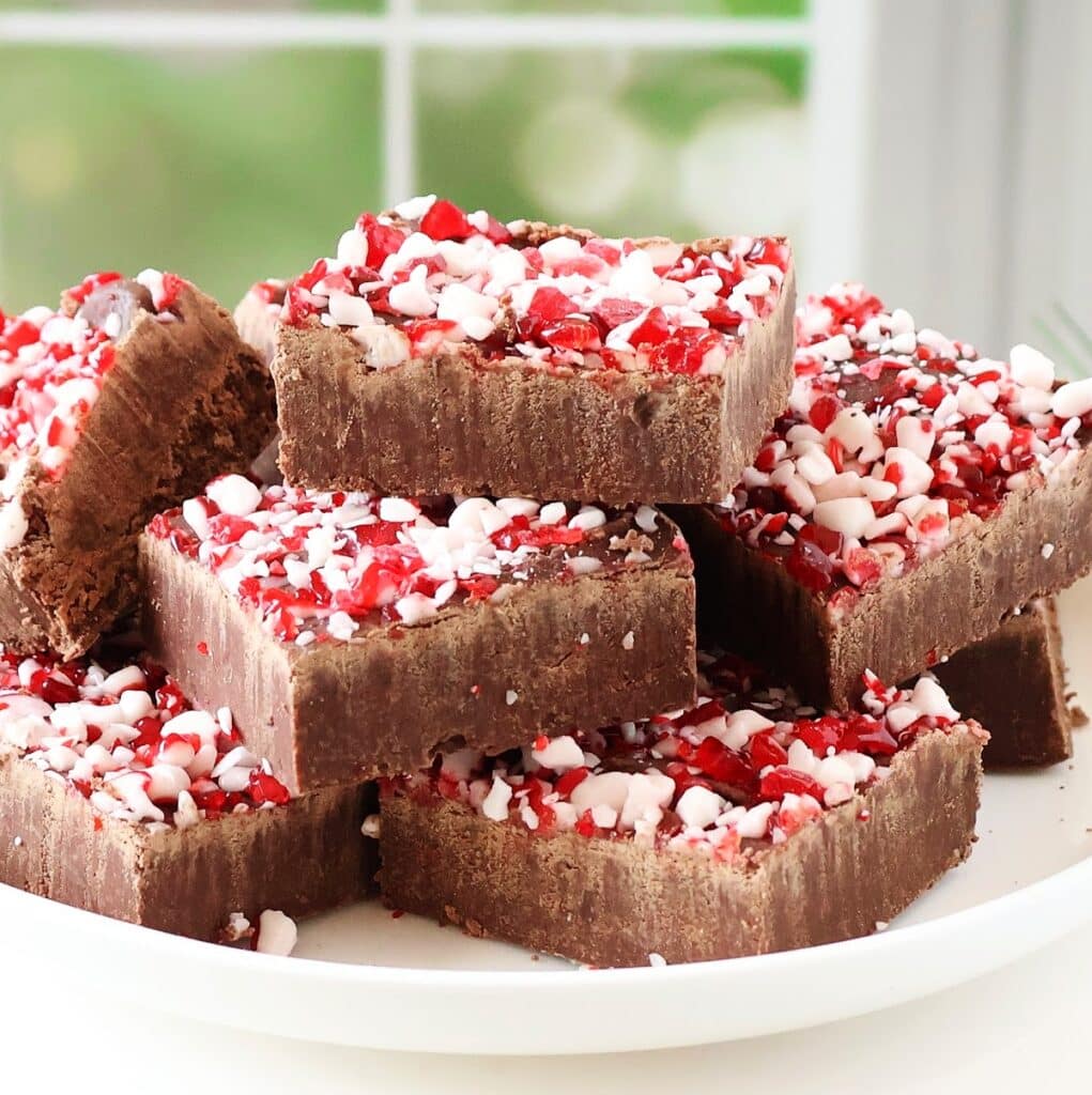 Vegan Peppermint Fudge ~ Rich chocolatey fudge topped with crushed candy canes. 3 simple ingredients are all you need!