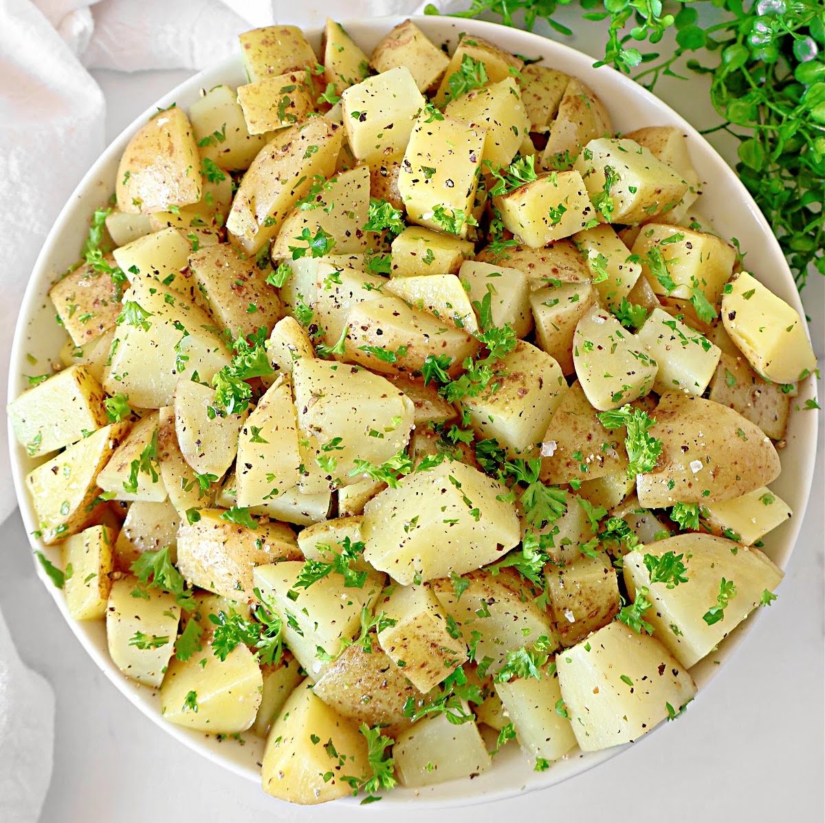 Parsley Potato Salad ~ Warm potatoes mixed with fragrant parsley and tangy oil and vinegar dressing. Quick and easy recipe. Vegetarian and Vegan.