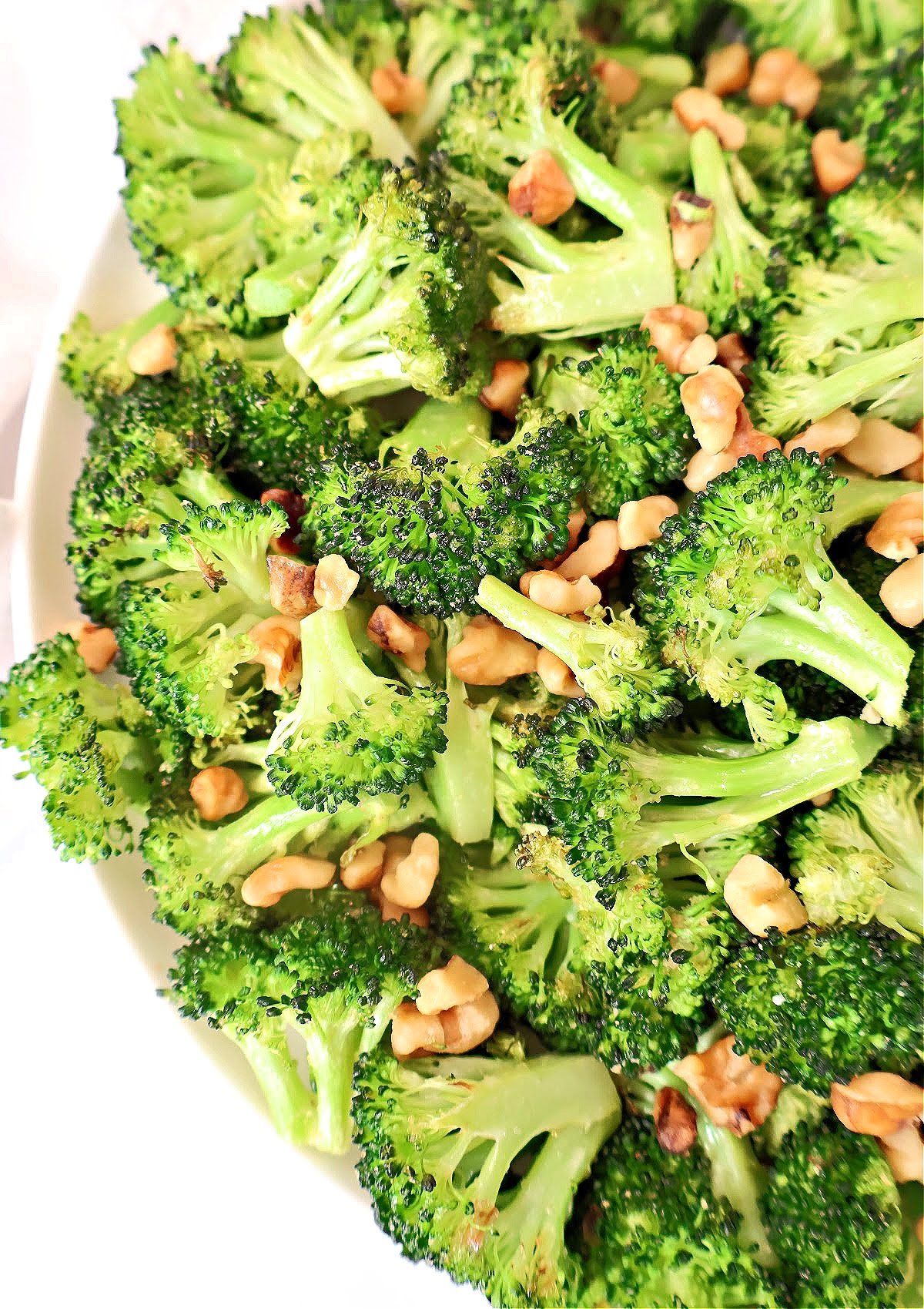 Roasted Broccoli with Walnuts ~ Simple yet flavorful side dish with lightly seasoned fresh broccoli and crunchy walnuts.