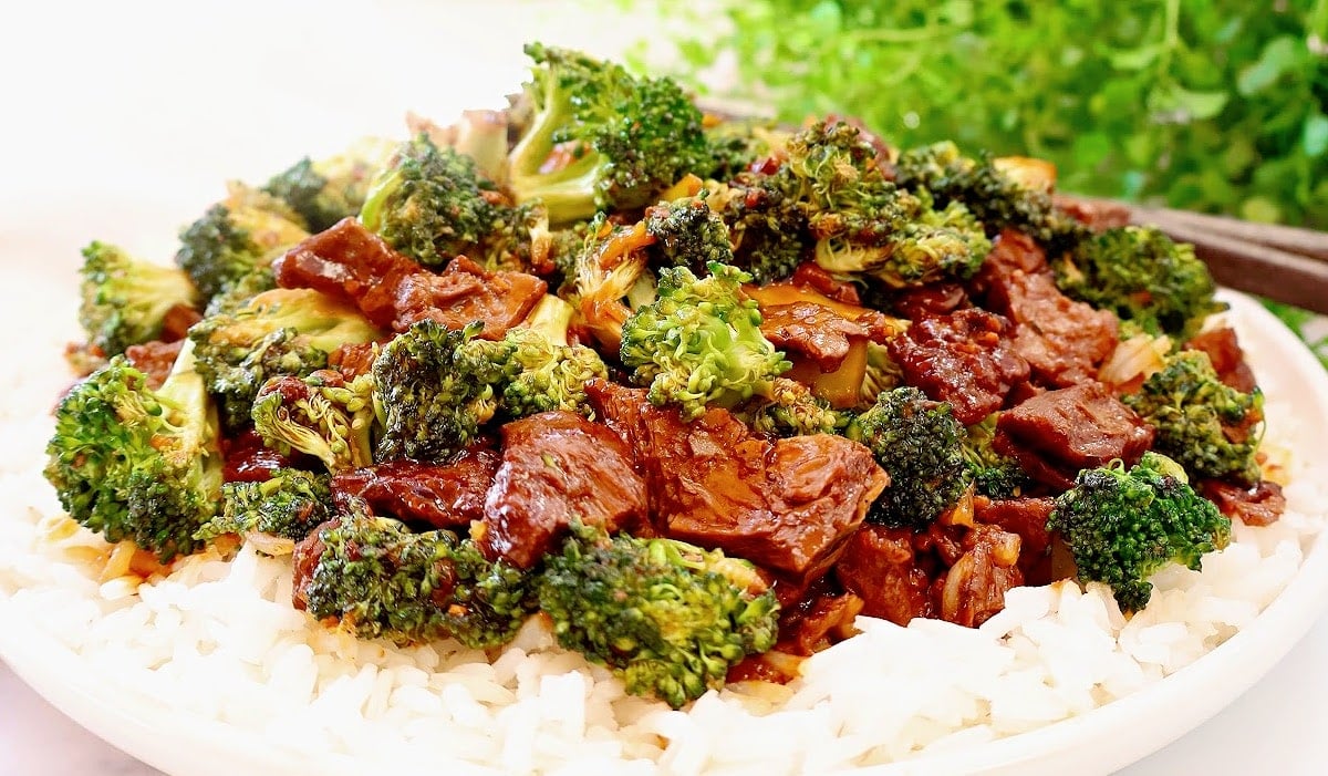 Vegan Beef and Broccoli ~ Plant-based version of classic Chinese takeout with fresh broccoli and vegan beef steak over fluffy Jasmine rice.