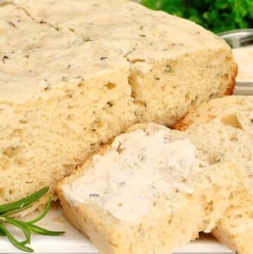 Slow Cooker Rosemary Bread ~ Easy and savory crockpot bread made with simple ingredients. Ready in just 2.5 hours!