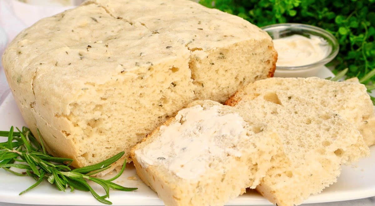 Slow Cooker Rosemary Bread ~ Easy and savory crockpot bread made with simple ingredients. Ready in just 2.5 hours!