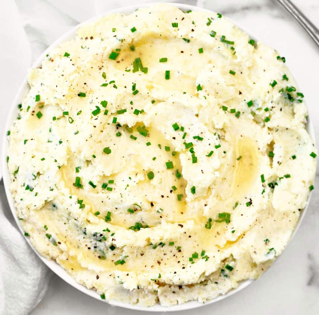 Garlic and Chive Mashed Potatoes ~ Creamy mashed potatoes infused with garlic and fresh chives. Easy side dish for the holiday table!