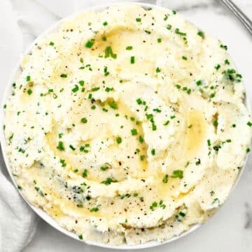 Garlic and Chive Mashed Potatoes ~ Creamy mashed potatoes infused with garlic and fresh chives. Easy side dish for the holiday table!