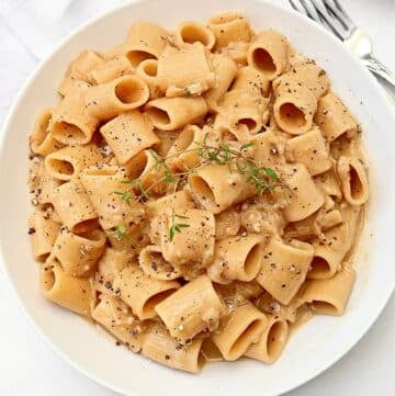 French Onion Pasta ~ All the flavors of traditional French onion soup in a hearty one-pot comfort food dinner!