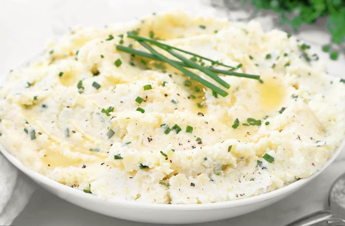 Garlic and Chive Mashed Potatoes ~ Creamy mashed potatoes infused with garlic and fresh chives. Easy side dish for the holiday table!