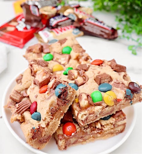 Halloween Candy Cookie Bars ~ Got leftover Halloween candy? Turn those fun-sized chocolate bars into chewy, buttery cookie bars.