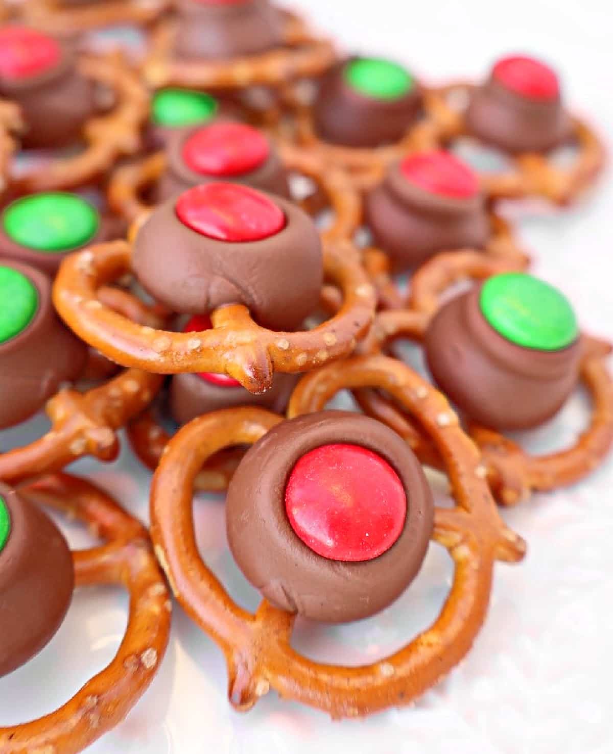 Holiday Pretzel Bites ~ Sweet-and-salty treats with just 3 simple ingredients. Perfect for parties, gifting, or holiday snacking!